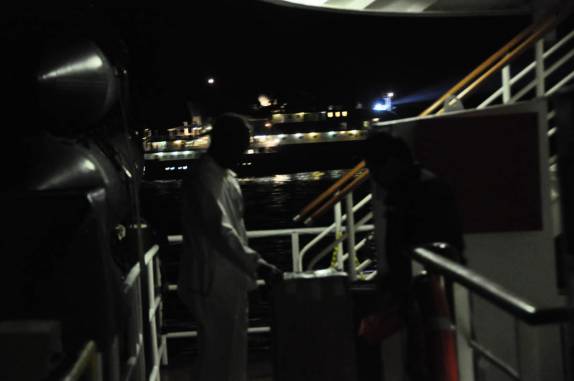 Encontro com outro navio na noite anterior à nossa chegada às Ilhas Malvinas